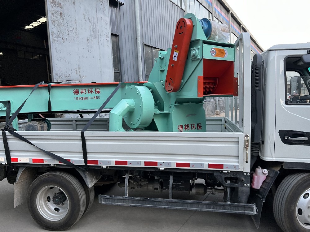 德邦環保發往新疆的強制進料木材粉碎機現場